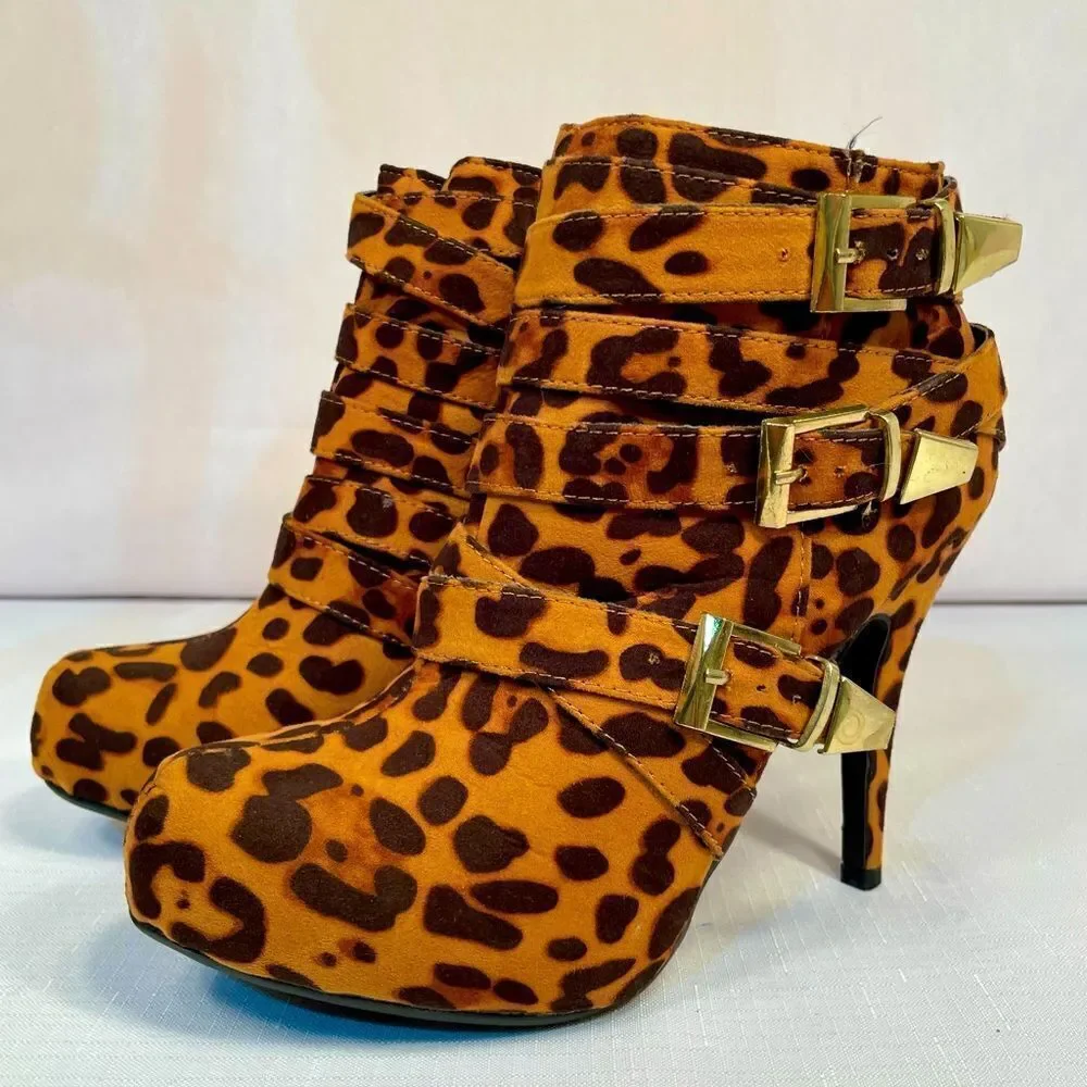 CHEETAH ANKLE BOOTIE w INSIDE ZIPPER 4.5” HEELS SIZE 8 NEW by CHARLOTTE RUSSE - Picture 2 of 9
